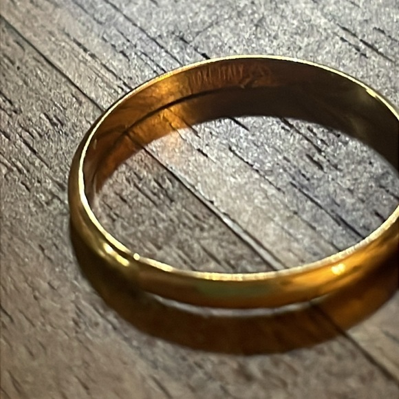 Elegant Gold Band Ring - Picture 4 of 4